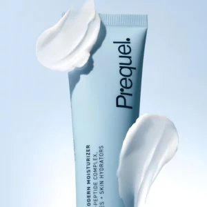 Prequel AM/PM Modern Moisturizer - jasnoniebieska tubka kremu nawilżającego do twarzy Prequel pokazana z białą, kremową teksturą kosmetyku na błękitnym tle.
