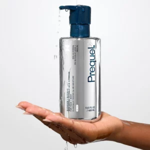 Prequel Gleanser + Glycolic Acid Cleanser - produkt do oczyszczania twarzy i ciała z kwasem glikolowym w dużym transparentnym opakowaniu z pompką, pokazany na dłoni z kroplami wody.