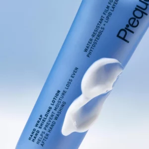 Prequel Hand Wrap Shielding Lotion - ochronny balsam do rąk w niebieskiej tubce, pokazany z białą kremową teksturą produktu na jasnoniebieskim tle.