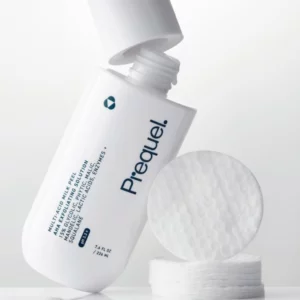 Prequel Multi-Acid Milk Peel - mleczny peeling kwasowy Prequel w białym opakowaniu pokazany obok okrągłych płatków kosmetycznych na jasnym, minimalistycznym tle.
