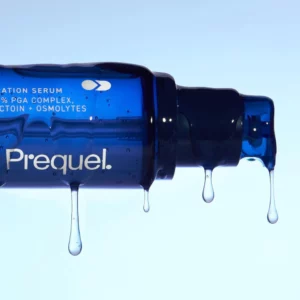 Prequel Multi-Quench Plumping Hydration Serum - granatowe opakowanie serum nawilżającego ułożone poziomo na jasnoniebieskim tle, z widocznymi kroplami wodnej konsystencji spływającymi z butelki. Minimalistyczna fotografia produktowa podkreślająca intensywne nawilżenie i lekką formułę serum.