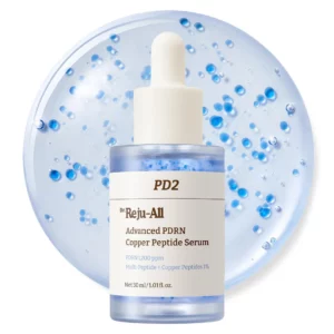 Packshot serum Dr.Reju-All Advanced PDRN Copper Peptide Serum na tle niebieskiej żelowej tekstury z kapsułkami peptydowymi.