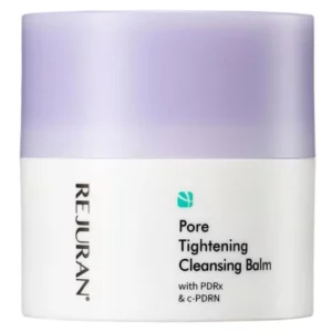 Rejuran Pore Tightening Cleansing Balm w minimalistycznym biało-lawendowym opakowaniu na jasnym tle. Koreański balsam oczyszczający z PDRx i c-PDRN do komfortowego demakijażu i efektu bardziej gładkiej skóry.