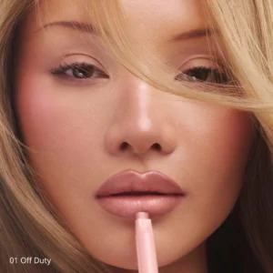 Modelka w odcieniu 01 Off Duty z jasnym nude różem na ustach. Naturalny efekt clean girl lips i miękko wyblendowanego konturu.
