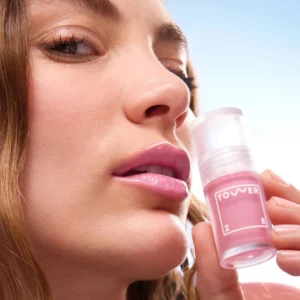 Tower 28 ShineOn Plumping Lip Jelly w różowym kolorze ukazany na modelce.