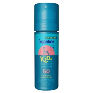 Packshot dziecięcego filtra przeciwsłonecznego Coppertone Kids Roll-On SPF 50 z niebieskim kolorem aplikacji. Mineralny filtr w wygodnym aplikatorze roll-on przeznaczony dla delikatnej skóry dzieci.