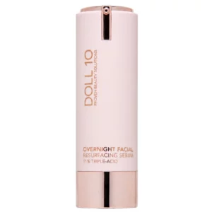 Doll 10 Proven Beauty Solutions Overnight Facial Resurfacing Serum 11% Triple-Acid w jasnoróżowym opakowaniu z metalicznymi różowo-złotymi elementami na białym tle. Produkt ma smukłą, cylindryczną butelkę z pompką i napisami w kolorze różowego złota.
