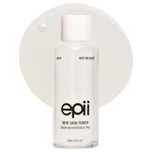 Epii New Skin Toner Snow Mushroom & PHA, tonik do twarzy 145 ml w przezroczystej butelce na jasnym tle z beżowym okręgiem
