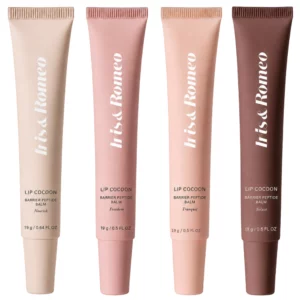 Cztery tubki Iris & Romeo Lip Cocoon Barrier Peptide Balm na białym tle w odcieniach Nourish, Freedom, Tranquil i Solace. Balsamy do ust mają eleganckie opakowania w neutralnych kolorach: beżowym, różowym, brzoskwiniowym i brązowym.