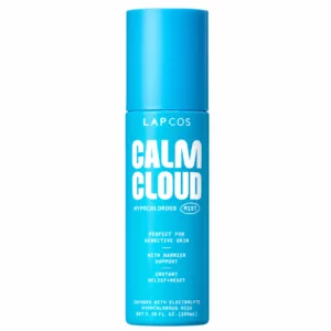 LAPCOS Calm Cloud Hypochlorous Mist – niebieska mgiełka do twarzy z kwasem podchlorawym w minimalistycznym opakowaniu na jasnym tle, wspierająca ukojenie skóry i barierę ochronną.