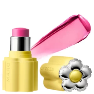 Marc Jacobs Joystick Buildable Cream Blush Stick 110 Hot Flush – kremowy róż w sztyfcie w intensywnym, chłodnym różowym odcieniu z promiennym wykończeniem.