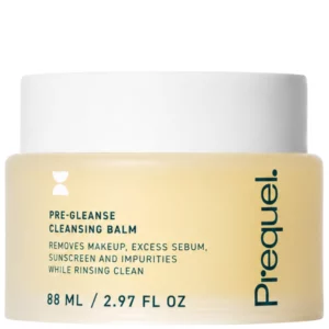 Zbliżenie na Prequel Pre-Gleanse Cleansing Balm w żółtym słoiczku z białą zakrętką na białym tle. Produkt to balsam oczyszczający do usuwania makijażu, SPF, nadmiaru sebum i zanieczyszczeń, pojemność 88 ml / 2.97 fl oz.