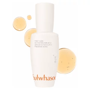 Sulwhasoo First Care Activating Serum VI – luksusowe koreańskie serum z fermentowanym żeń-szeniem. Minimalistyczny packshot produktu z kroplami serum na jasnym tle.