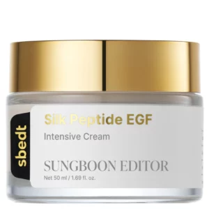 Opakowanie kremu SUNGBOON EDITOR Silk Peptide EGF Intensive Cream marki Sungboon Editor. Szklany słoiczek z białą etykietą i złotą zakrętką na jasnym tle.
