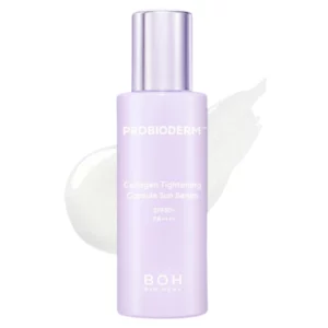 Na zdjęciu znajduje się produkt kosmetyczny Bio Heal BOH Probioderm Collagen Tightening Capsule Sun Serum SPF50+ PA++++ w fioletowej, eleganckiej butelce z metaliczną nakrętką. Tło zawiera ślad białej kremowej konsystencji, co wskazuje na lekką formułę produktu. Serum oferuje wysoką ochronę przeciwsłoneczną i jest wzbogacone o składniki pielęgnacyjne, takie jak kapsułki kolagenowe.