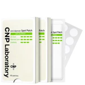 CNP Anti-Blemish Spot Patch – opakowanie – opakowanie CNP Laboratory Anti-Blemish Spot Patch, pojedyncza saszetka oraz arkusz przezroczystych okrągłych plastrów na białym tle.
