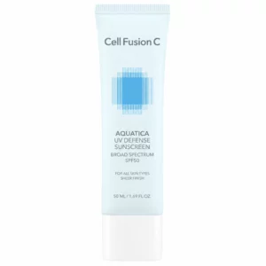 Cell Fusion C Aquatica UV Defense Sunscreen SPF 50, krem przeciwsłoneczny do twarzy 50 ml w błękitnej tubce na białym tle.