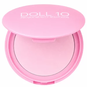 Otwarty różowy puder prasowany Doll 10 Pink Power w okrągłym opakowaniu, przedstawiony w wysokiej jakości na czystym, białym tle.