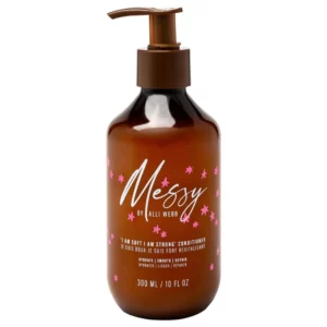 Messy by Alli Webb Conditioner w brązowej butelce z pompką na białym tle, minimalistyczne zdjęcie produktowe odżywki do włosów 300 ml.