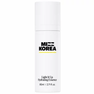 Biała butelka nawilżającej esencji MIZZ KOREA Light It Up Hydrating Essence 80 ml na białym tle.