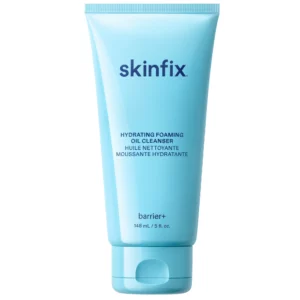 Błękitna tubka Skinfix Hydrating Foaming Oil Cleanser barrier+ 148 ml z zamknięciem flip-top, na czarnym tle z jasnoniebieskimi liniami.