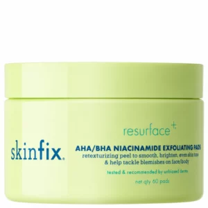 Na zdjęciu znajduje się słoiczek Skinfix Resurface+ AHA/BHA Niacinamide Exfoliating Pads na białym tle, prezentujący złuszczające płatki do twarzy i ciała w jasnozielonym opakowaniu.