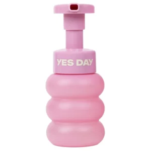 Różowa pianka do mycia twarzy YES DAY Float Foam 150 ml wraz z pastelowym opakowaniem na białym tle.