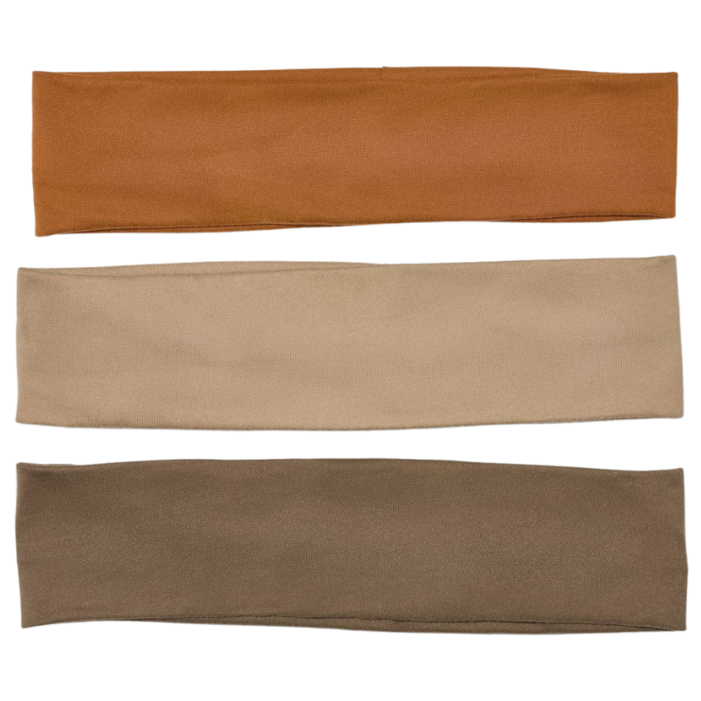 Kitsch Active Headbands Zestaw trzech szerokich opasek do włosów Kitsch Active Headbands w odcieniach karmelowym, beżowym i taupe na białym tle.