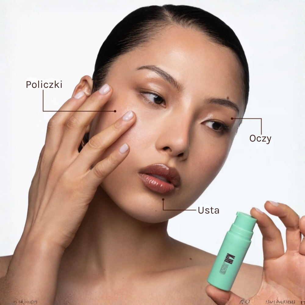 KJH.BRAND Hyper Shine Serum Modelka prezentująca zastosowanie KJH.BRAND Hyper Shine Serum na policzkach, powiekach i ustach, trzymająca miętowe opakowanie produktu.
