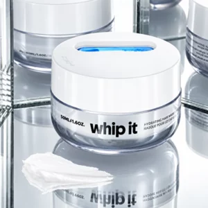 Opakowanie kremu nawilżającego „Whip It” marki Point of View – elegancki, półprzezroczysty słoiczek z białą zakrętką i czarnym napisem na froncie.