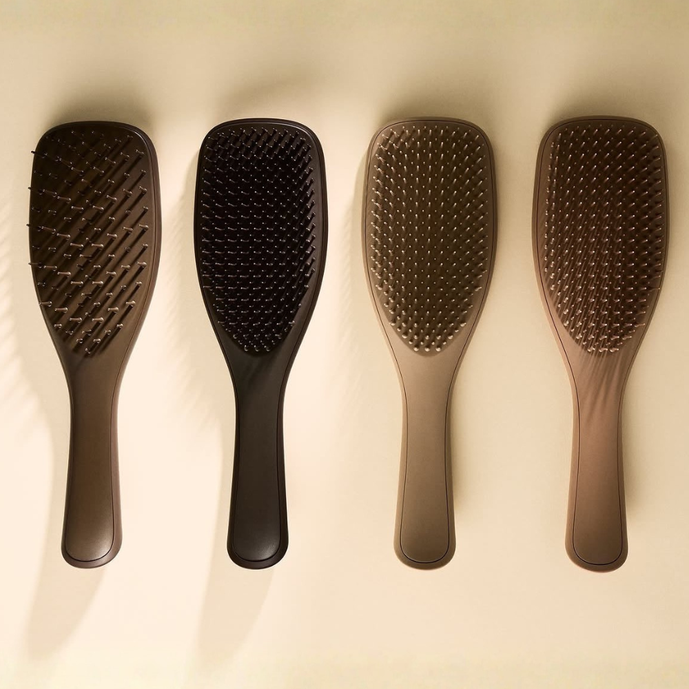 Porównanie czterech szczotek SKIMS x Tangle Teezer - Cocoa do cienkich włosów, Jasper do delikatnego rozczesywania, Sienna do loków oraz Clay do włosów prostych i falowanych. Porównanie czterech szczotek SKIMS x Tangle Teezer - Cocoa do cienkich włosów, Jasper do delikatnego rozczesywania, Sienna do loków oraz Clay do włosów prostych i falowanych.