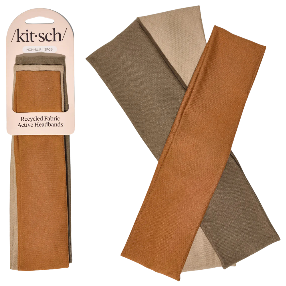 Kitsch Active Headbands Zestaw trzech szerokich opasek do włosów Kitsch Active Headbands w odcieniach karmelowym, beżowym i taupe na białym tle.