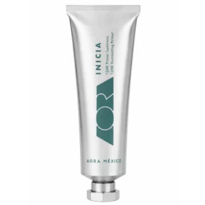 AORA México INICIA 12HR Illuminating Primer – srebrna tubka rozświetlającej bazy pod makijaż przedstawiona frontem na czystym, białym tle.
