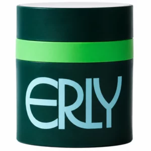 Na zdjęciu znajduje się krem ERLY Night Hydrating Peptide Cream w ciemnozielonym słoiczku z jasnozielonym paskiem i błękitnym logo ERLY, przedstawiony na białym tle.