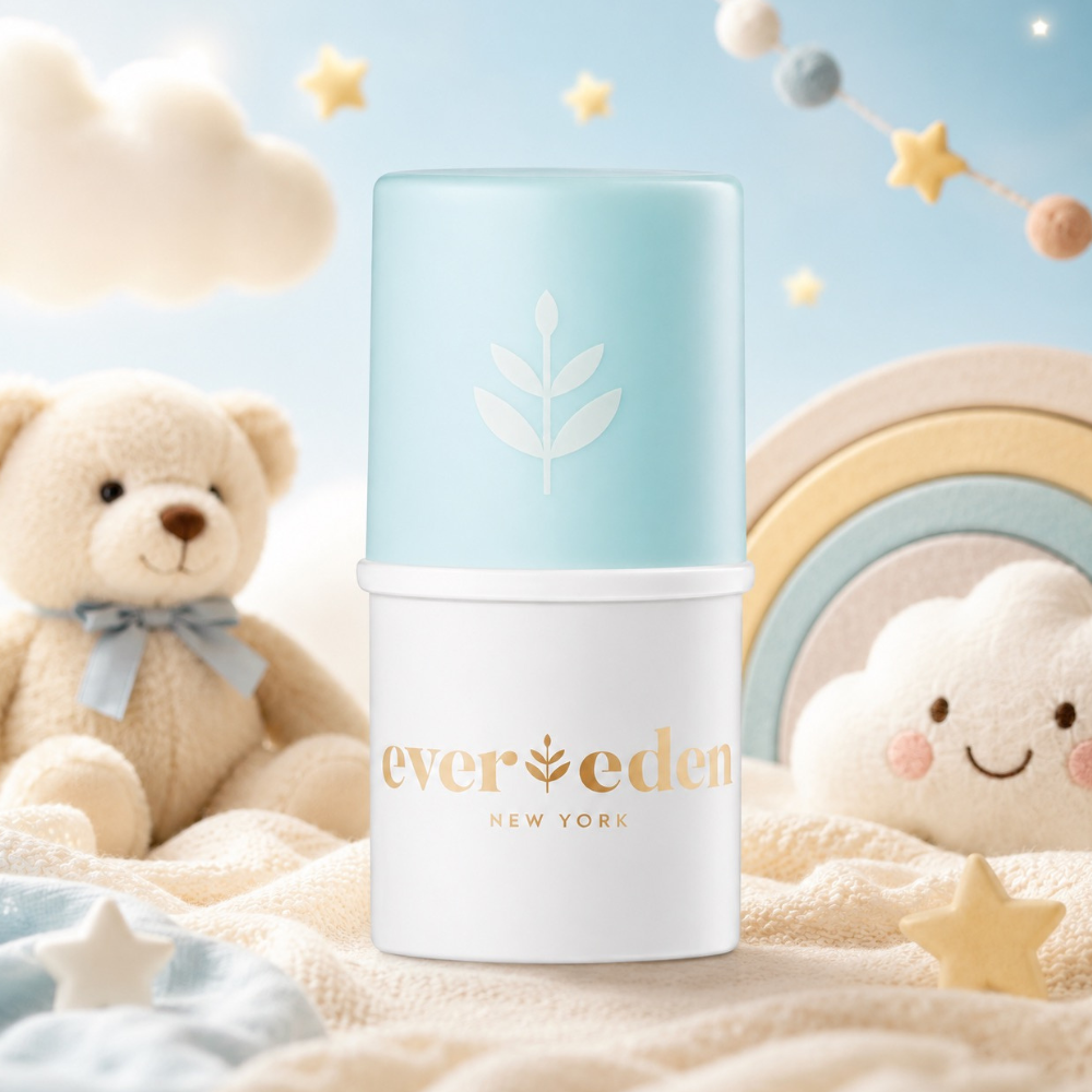 Evereden Baby Lip Balm Balsam Evereden przedstawiony w dziecięcej aranżacji z pluszowym misiem, chmurkami i pastelowymi dodatkami.