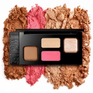 Na zdjęciu znajduje się otwarta paleta IL MAKIAGE High Point Face Shaping Palette w jasnych odcieniach, z bronzerem, różowym różem i dwoma rozświetlaczami, ułożona na rozsypanych pigmentach w brązowych, różowych i złocistych tonach na białym tle.