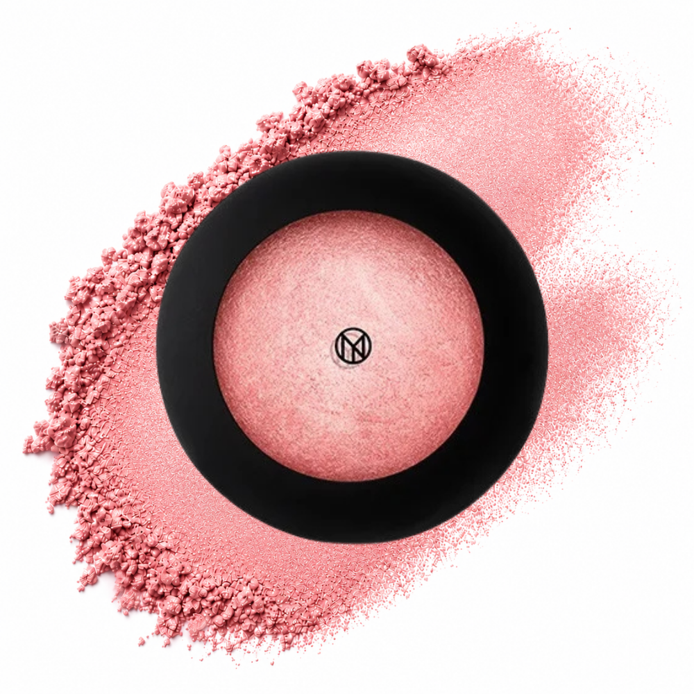 IL Makiage Mineral Baked Blush Lady Marmalade Na zdjęciu znajduje się IL MAKIAGE Mineral Baked Blush w odcieniu Lady Marmalade, zaprezentowany na tle koralowo-różowego swatcha z subtelnym blaskiem.