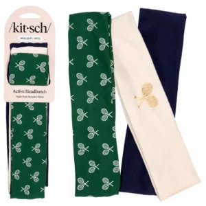 Na zdjęciu znajduje się zestaw trzech sportowych opasek do włosów Kitsch Active Headbands w kolorach zielonym z motywem rakiet tenisowych, kremowym ze złotym detalem i granatowym, na białym tle.