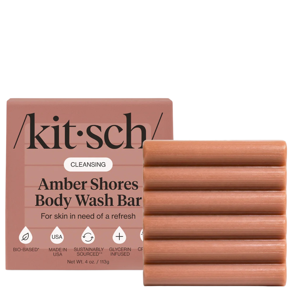 Kitsch Amber Shores Body Wash Bar Kitsch Amber Shores Body Wash Bar – ryflowana kostka myjąca do ciała 113 g wraz z oryginalnym opakowaniem na białym tle.