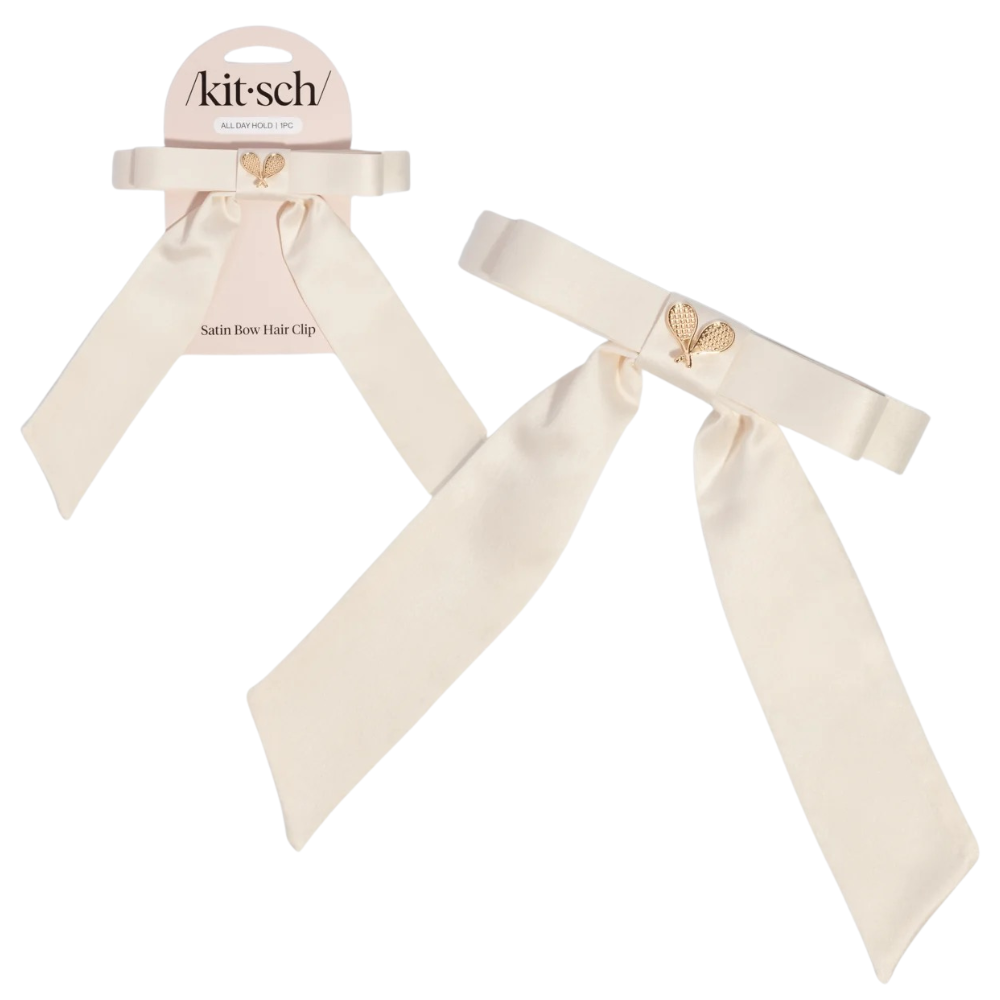 Kitsch Cream Satin Bow Hair Clip Kitsch Cream Satin Bow Hair Clip – kremowa satynowa kokarda z detalem rakiet tenisowych, pokazana osobno i w oryginalnym opakowaniu.