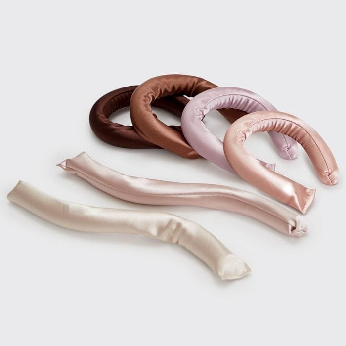 Kitsch Satin Flexi Rods Zestaw satynowych wałków Kitsch Flexi Rods w odcieniach kremowym, różowym i brązowym, pokazany na jasnym tle.
