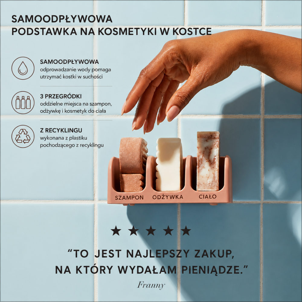 Kitsch Self Draining Soap Dish - samoodpływowa podstawka na kosmetyki w kostce (2) Kitsch Self-Draining Soap Dish – funkcje i zastosowanie – samoodpływowa podstawka w kolorze terracotta zamontowana na niebieskich płytkach, z trzema przegródkami na szampon, odżywkę i kosmetyk do ciała oraz informacją o plastiku z recyklingu.