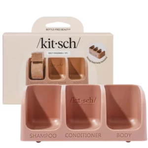 Kitsch Self-Draining Soap Dish – produkt z opakowaniem – terrakotowa samoodpływowa podstawka z trzema przegródkami Shampoo, Conditioner i Body ustawiona przed oryginalnym opakowaniem Kitsch.