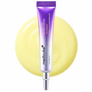 Fioletowo-srebrna tubka Medicube Vita A Retinal Volume Booster 15 ml na tle okrągłej, jasnożółtej smugi kosmetyku, przedstawiona na białym tle.