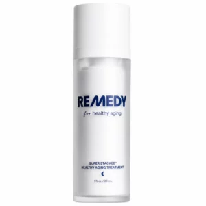 Na zdjęciu znajduje się Remedy Healthy Aging Advanced Serum 30 ml – serum do wieczornej pielęgnacji w eleganckiej, białej butelce z granatowym logo marki.
