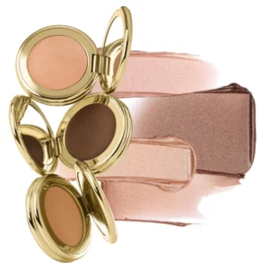 Sarah Creal 12H Peptide Balm Luminizer - rozświetlający balsam do twarzy w złotych opakowaniach, pokazany w kilku odcieniach z połyskującymi próbkami produktu.