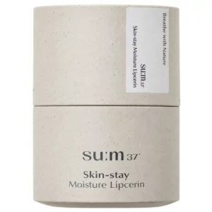 Na zdjęciu znajduje się su:m37 Skin-stay Moisture Lipcerin w jasnym, minimalistycznym opakowaniu na białym tle.