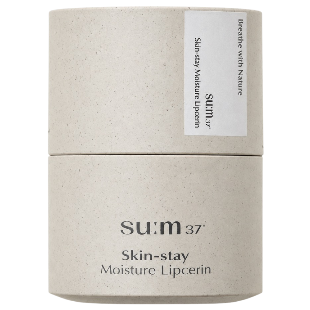 Sum37 Skin Stay Moisture Lipcerin Na zdjęciu znajduje się su:m37 Skin-stay Moisture Lipcerin w jasnym, minimalistycznym opakowaniu na białym tle.