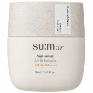 Na zdjęciu znajduje się su:m37 Sun-away Air Fit Sunquid SPF50+/PA++++ 50 ml w minimalistycznym, jasnym opakowaniu z charakterystyczną nakrapianą zakrętką, na czystym białym tle.