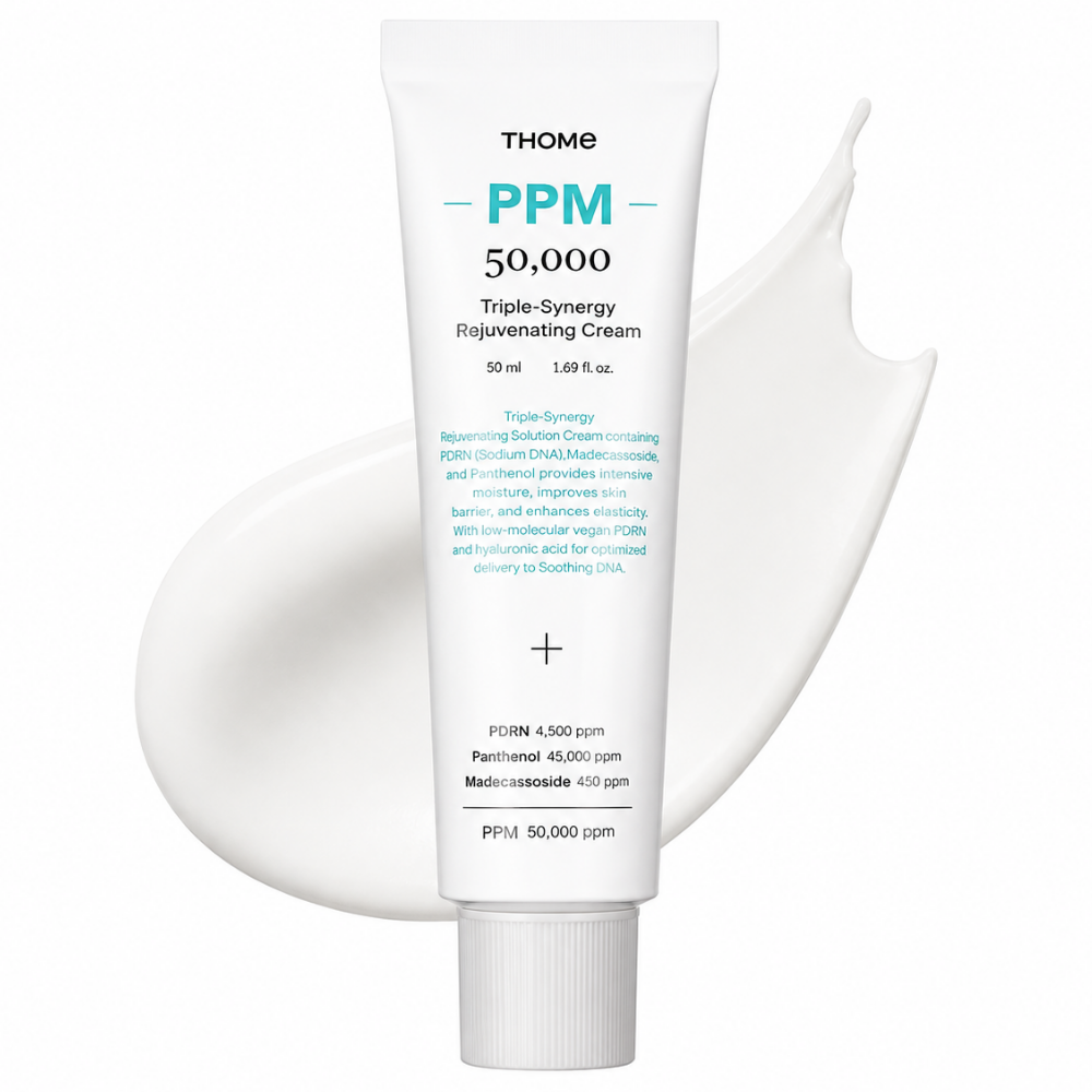 Thome PPM 50,000 Triple Synergy Rejuvenating Cream - nocny tryb komfortu Biała tubka kremu do twarzy THOME PPM 50 000 o pojemności 50 ml, ustawiona na białym tle na tle rozsmarowanej, kremowej konsystencji.
